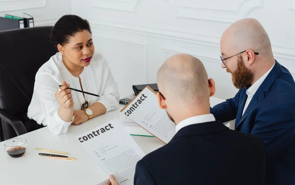 Nous confrontons la brochure au contrat